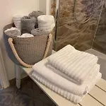 53qm Im Architektenhaus - 2 Schlafzimmer Mit Integrierter Küche Und Bad, Nur 2min Von A8 - Ruhig Und Modern Irschenberg