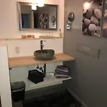 Apartment 53qm Im Architektenhaus - 2 Schlafzimmer Mit Integrierter Küche Und Bad, Nur 2min Von A8 - Ruhig Und Modern *