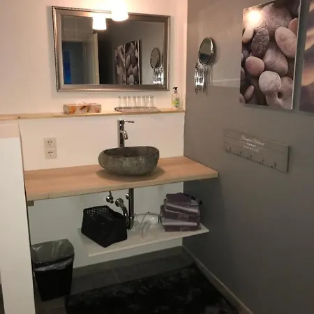 Apartment 53qm Im Architektenhaus - 2 Schlafzimmer Mit Kueche Und Bad, Nur 2min Von A8 - Ruhig Und Modern *